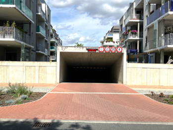 Vjezd do garáže - Pronájem bytu 3+kk v osobním vlastnictví 78 m², Praha 8 - Dolní Chabry