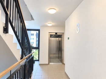 Chodba u bytu - Pronájem bytu 3+kk v osobním vlastnictví 78 m², Praha 8 - Dolní Chabry