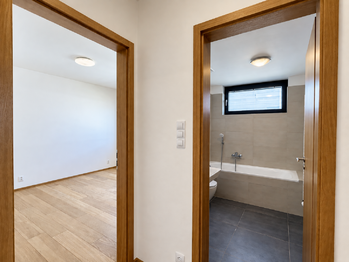 Chodba před pokoji - Pronájem bytu 3+kk v osobním vlastnictví 78 m², Praha 8 - Dolní Chabry