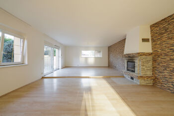 Obývák s krbem - Prodej domu 456 m², Roztoky