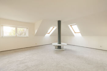 Pokoj velký se sloupem - Prodej domu 456 m², Roztoky