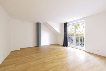 Pokoj s balkonem - Prodej domu 456 m², Roztoky