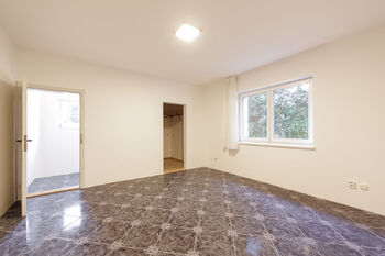 Pokoj s šatnou - Prodej domu 456 m², Roztoky