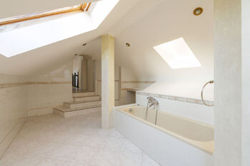 Podkrovní koupelna - Prodej domu 456 m², Roztoky
