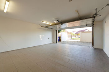 Garáž a vjezd na pozemek - Prodej domu 456 m², Roztoky