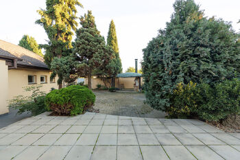 Kryté venkovní sezení - Prodej domu 456 m², Roztoky