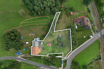 celkový pohled + zahrada - Prodej bytu 3+1 v osobním vlastnictví 100 m², Chotěvice