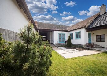 Společný dvůr - Pronájem bytu 3+kk v osobním vlastnictví 77 m², Mělčany