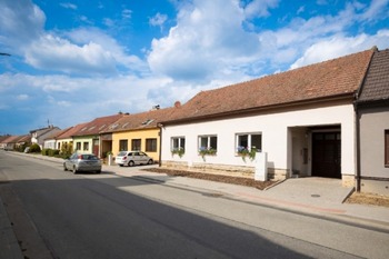 Pohled na dům - Pronájem bytu 3+kk v osobním vlastnictví 77 m², Mělčany 