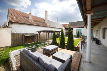 Společný dvůr - Pronájem bytu 3+kk v osobním vlastnictví 77 m², Mělčany