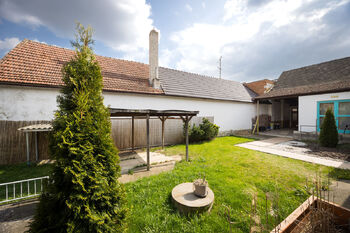 Společný dvůr - Pronájem bytu 3+kk v osobním vlastnictví 77 m², Mělčany