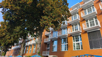 Pohled na bytový dům z ulice.  - Pronájem bytu 1+kk v osobním vlastnictví 30 m², Praha 9 - Kbely