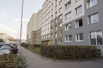 pohled na dům od silnice - Prodej bytu 2+kk v osobním vlastnictví 43 m², Praha 5 - Stodůlky