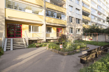 zahrádka u domu - Prodej bytu 2+kk v osobním vlastnictví 43 m², Praha 5 - Stodůlky