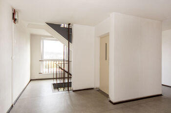 chodba domu - Prodej bytu 2+kk v osobním vlastnictví 43 m², Praha 5 - Stodůlky