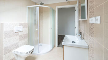 1. koupelna - Prodej bytu 4+kk v osobním vlastnictví 117 m², Praha 9 - Horní Počernice