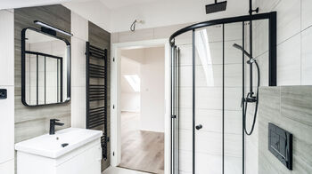 2. koupelna - Prodej bytu 4+kk v osobním vlastnictví 117 m², Praha 9 - Horní Počernice
