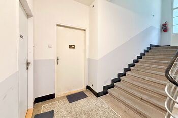 Chodba domu - Prodej bytu 1+1 v osobním vlastnictví 45 m², Praha 3 - Vinohrady