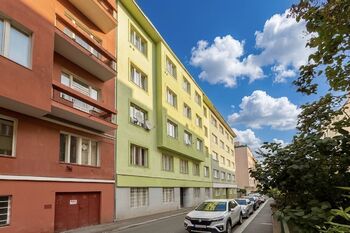 Pohled na dům - Prodej bytu 1+1 v osobním vlastnictví 45 m², Praha 3 - Vinohrady 