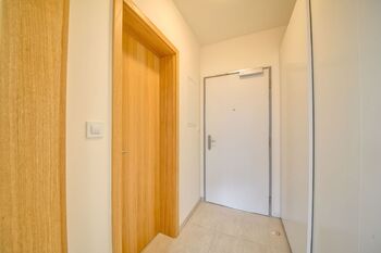 chodba s vestavěnou skříní - Pronájem bytu 1+kk v osobním vlastnictví 32 m², Praha 5 - Jinonice