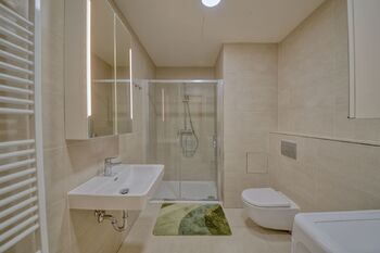 koupelna - Pronájem bytu 1+kk v osobním vlastnictví 32 m², Praha 5 - Jinonice
