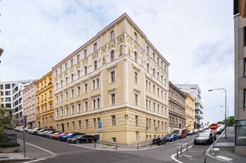 Prodej bytu 3+kk v osobním vlastnictví 69 m², Praha 5 - Smíchov
