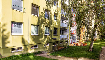 Zadní vchod a jihozápadní strana - Prodej bytu 3+1 v družstevním vlastnictví 74 m², Teplice