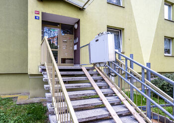 Vchod a možnost bezbariérového vstupu - Prodej bytu 3+1 v družstevním vlastnictví 74 m², Teplice