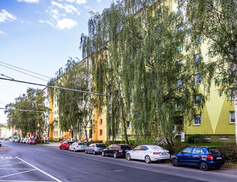 Přední vchod a severovýchodní strana - Prodej bytu 3+1 v družstevním vlastnictví 74 m², Teplice