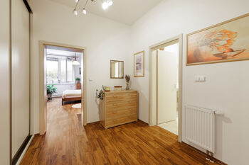 Ze šatny je vstup do ložnice, koupelny a toalety. - Prodej bytu 2+1 v osobním vlastnictví 86 m², Praha 10 - Dolní Měcholupy