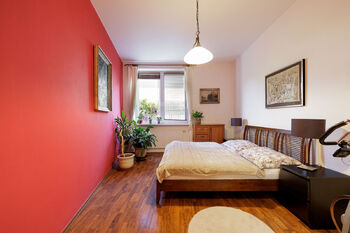 Útulná ložnice - Prodej bytu 2+1 v osobním vlastnictví 86 m², Praha 10 - Dolní Měcholupy