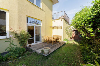 Posezení na terase - Prodej bytu 2+1 v osobním vlastnictví 86 m², Praha 10 - Dolní Měcholupy