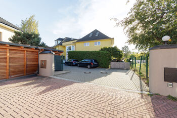 Vjezd na společný pozemek - Prodej bytu 2+1 v osobním vlastnictví 86 m², Praha 10 - Dolní Měcholupy