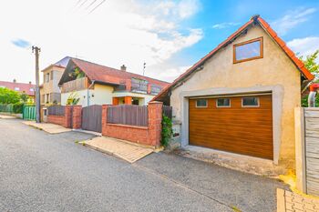 Přední pohled na dům - Prodej domu 186 m², Žilina