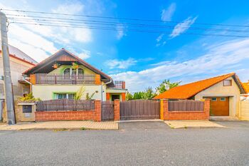Přední pohled na dům - Prodej domu 186 m², Žilina