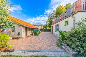 Vstupní vrata a parkovací místada - Prodej domu 186 m², Žilina