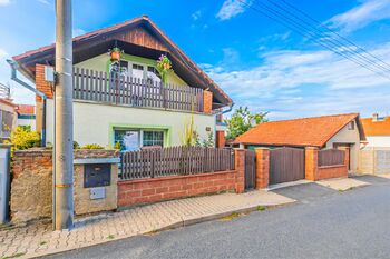 Přední pohled na dům - Prodej domu 186 m², Žilina