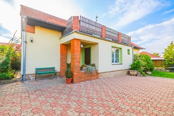 Pohled na dům ze zahrady - Prodej domu 186 m², Žilina
