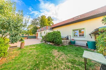 Pohled na dům ze zahrady - Prodej domu 186 m², Žilina