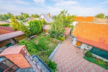 Výhled na zahradu z terasy - Prodej domu 186 m², Žilina