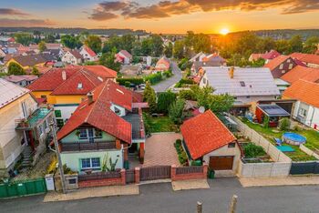 Pohled na dům z dronu - Prodej domu 186 m², Žilina 