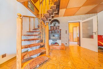 Obývací pokoj - přízemí + schody do 1.patra - Prodej domu 186 m², Žilina