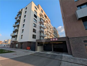 vjezd do garáží - Pronájem bytu 3+kk v osobním vlastnictví 78 m², Praha 9 - Vysočany