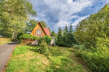 pohled z cesty - Prodej chaty / chalupy 70 m², Janov