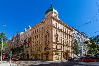 Pohled na dům z ulice - Pronájem bytu 2+1 v osobním vlastnictví 82 m², Praha 2 - Vinohrady