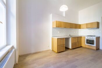 Kuchyňská linka s prostorem na myčku a lednici - Pronájem bytu 2+1 v osobním vlastnictví 82 m², Praha 2 - Vinohrady