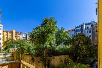 Pohled do vnitrobloku - Pronájem bytu 2+1 v osobním vlastnictví 82 m², Praha 2 - Vinohrady