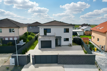 dům z dronu - Prodej domu 220 m², Polerady