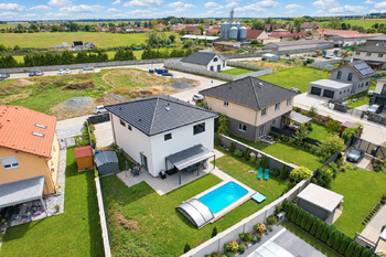 dům a zahrada z dronu - Prodej domu 220 m², Polerady