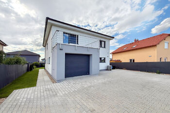 dům s garáží - Prodej domu 220 m², Polerady